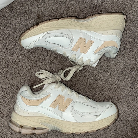 Girls new balance sneakers - Picture 3 of 5